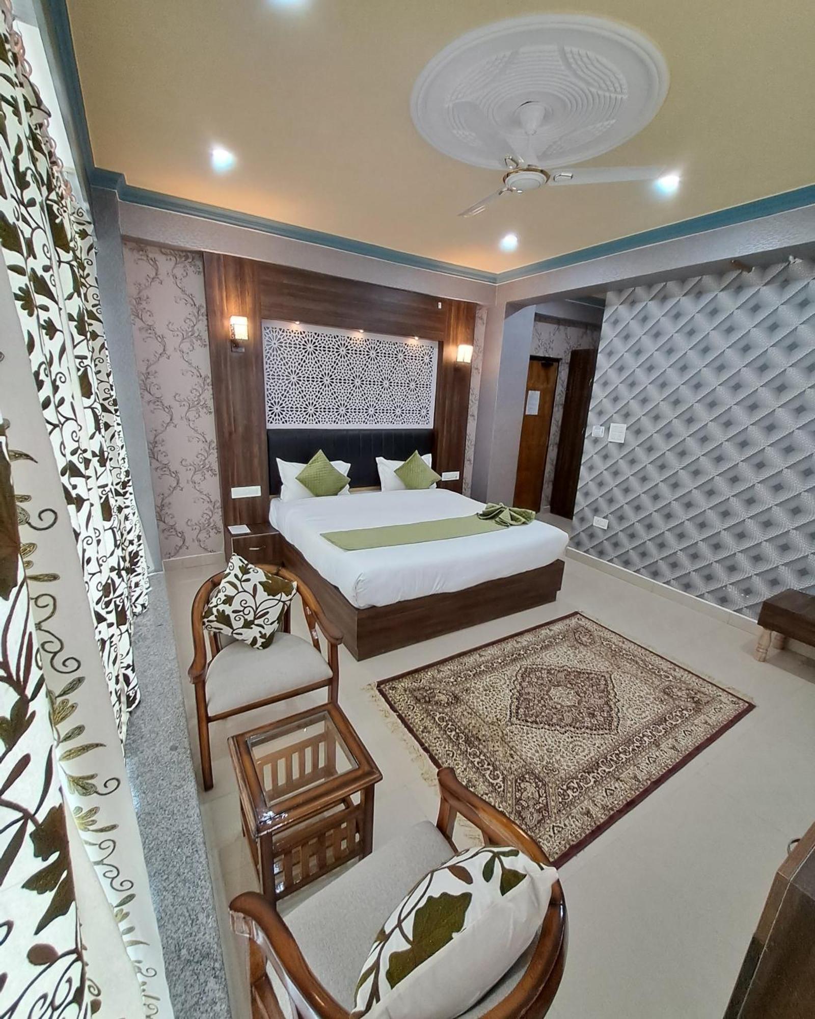 Hotel The Jamawar à Srīnagar Chambre photo